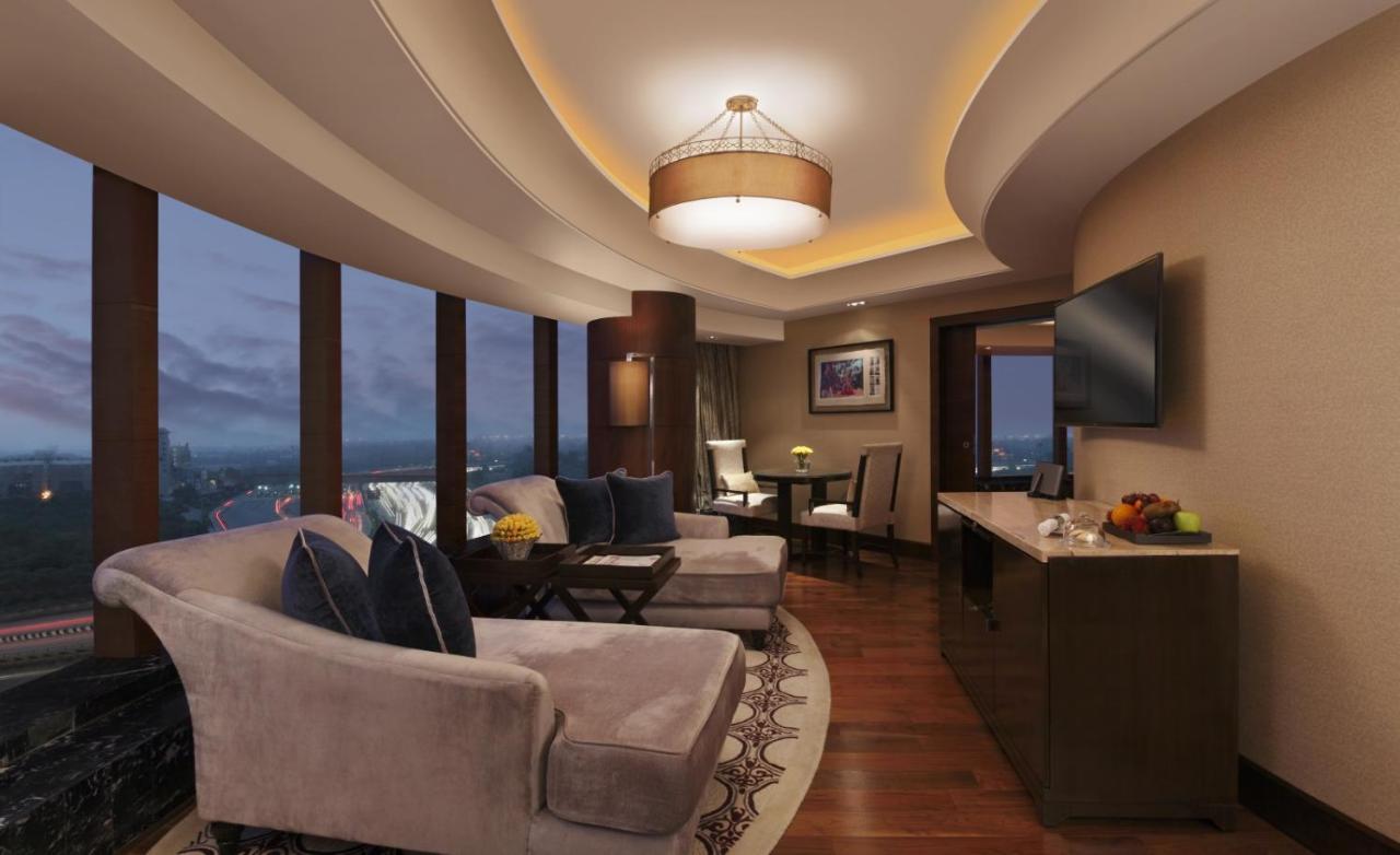 The Leela Ambience Gurugram Hotel & Residences - The Luxury Urban Sanctuary Ґурґаон Екстер'єр фото A suite at the hotel