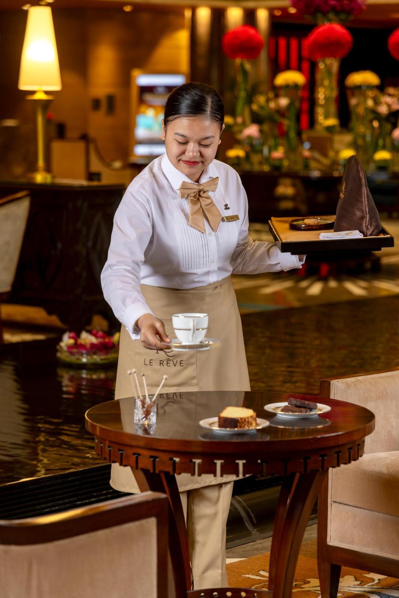 The Leela Ambience Gurugram Hotel & Residences - The Luxury Urban Sanctuary Ґурґаон Екстер'єр фото A server at work