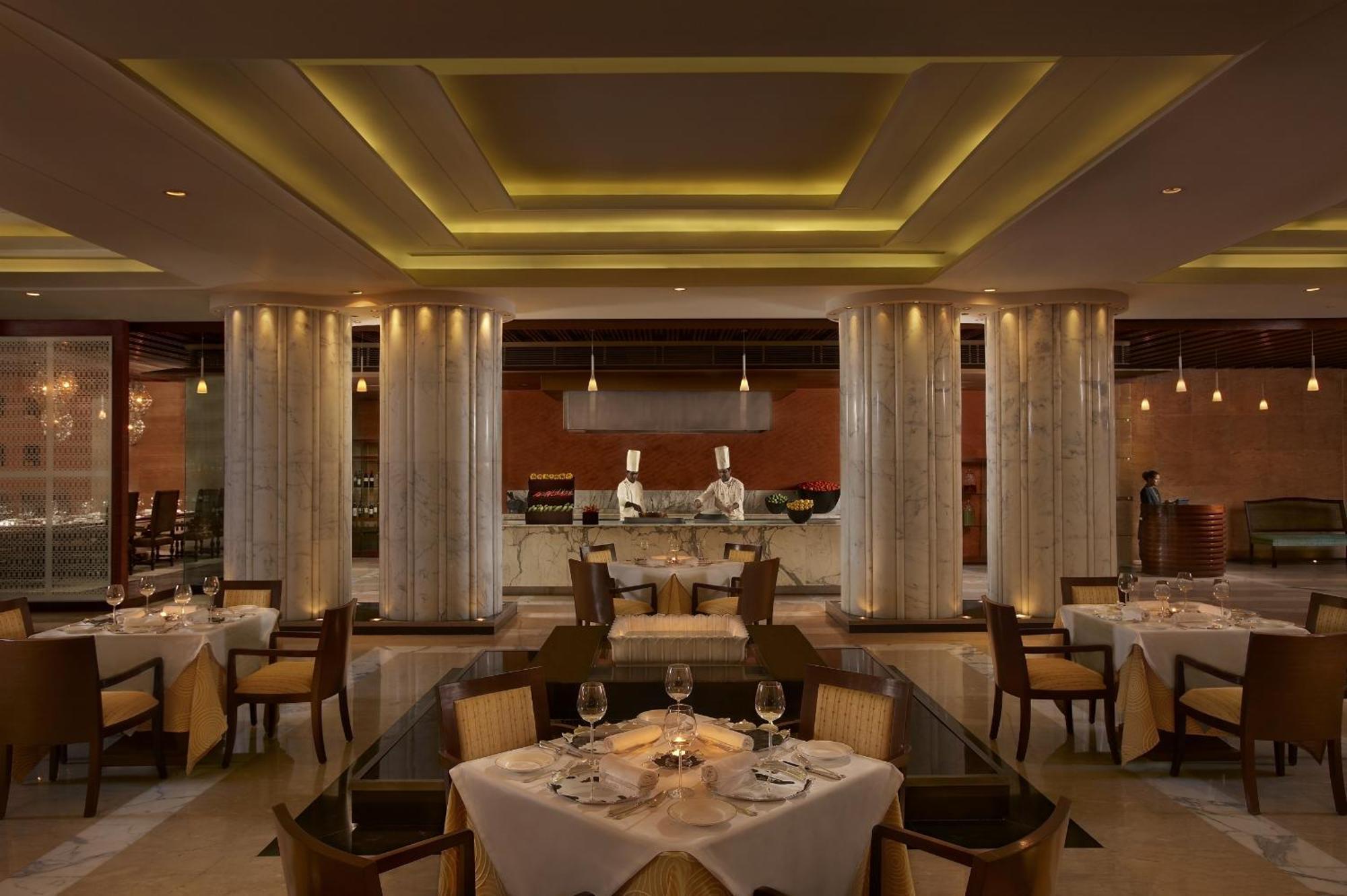 The Leela Ambience Gurugram Hotel & Residences - The Luxury Urban Sanctuary Ґурґаон Ресторан фото The restaurant
