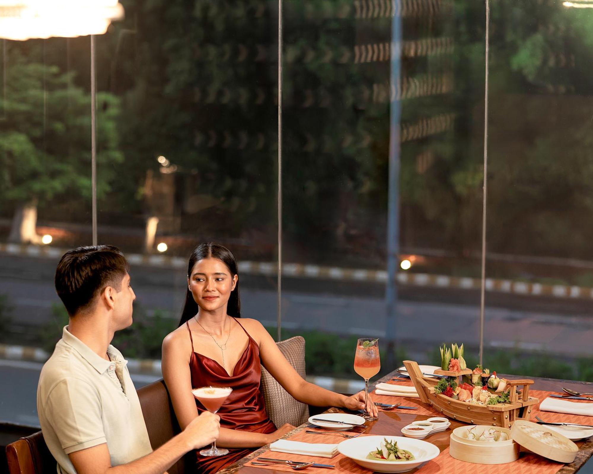 The Leela Ambience Gurugram Hotel & Residences - The Luxury Urban Sanctuary Ґурґаон Екстер'єр фото A couple dining at the restaurant