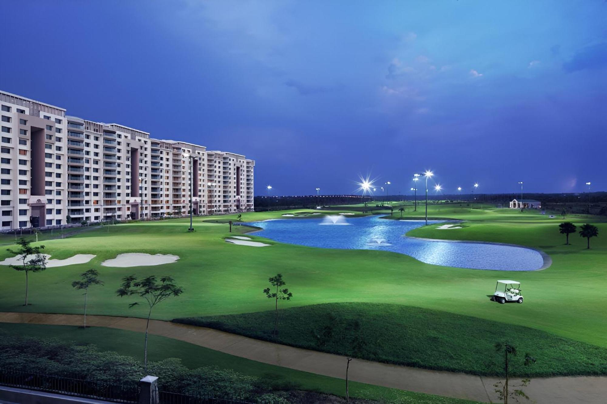 The Leela Ambience Gurugram Hotel & Residences - The Luxury Urban Sanctuary Ґурґаон Екстер'єр фото Golf Course at the City of Dreams Manila