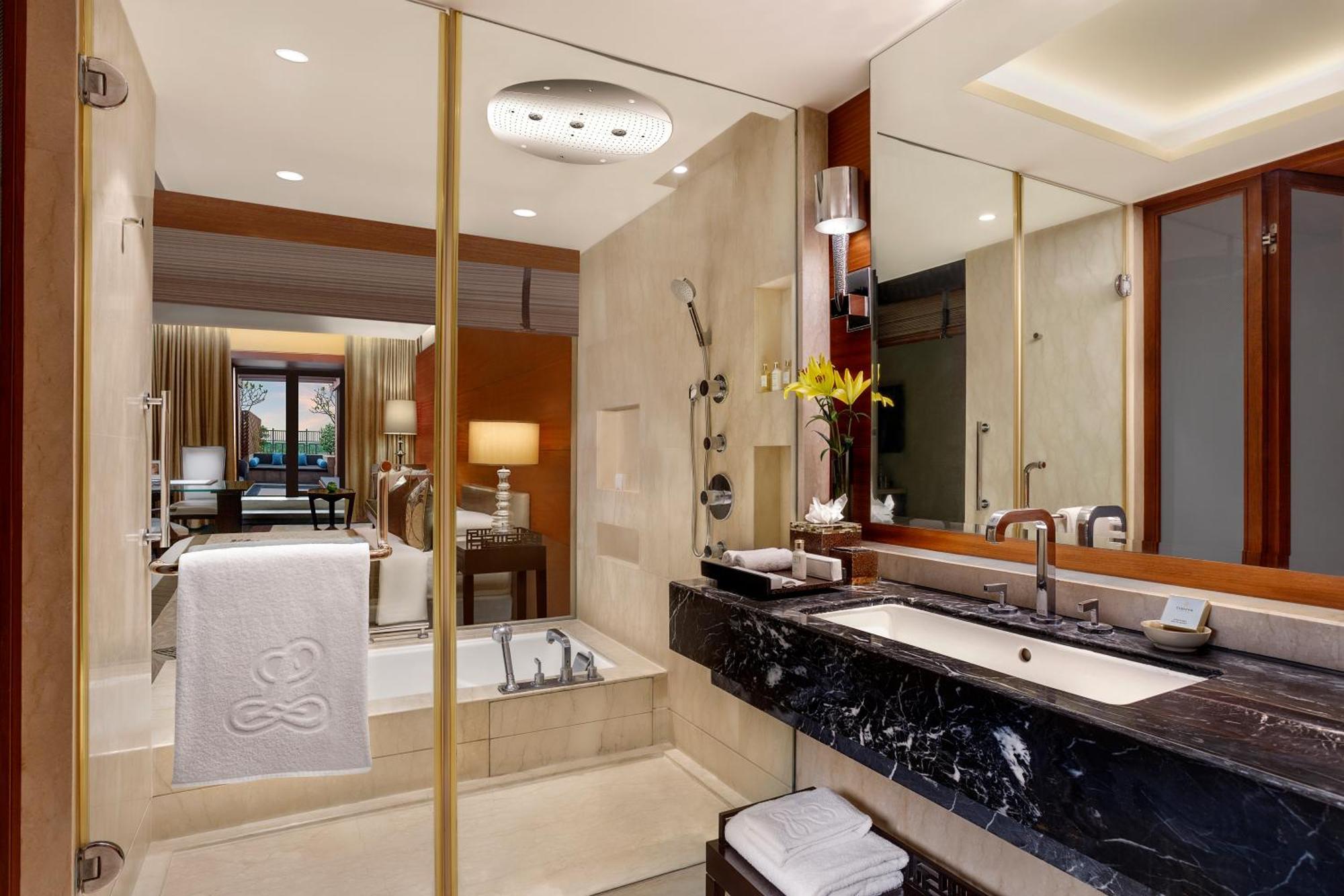 The Leela Ambience Gurugram Hotel & Residences - The Luxury Urban Sanctuary Ґурґаон Екстер'єр фото Bathroom