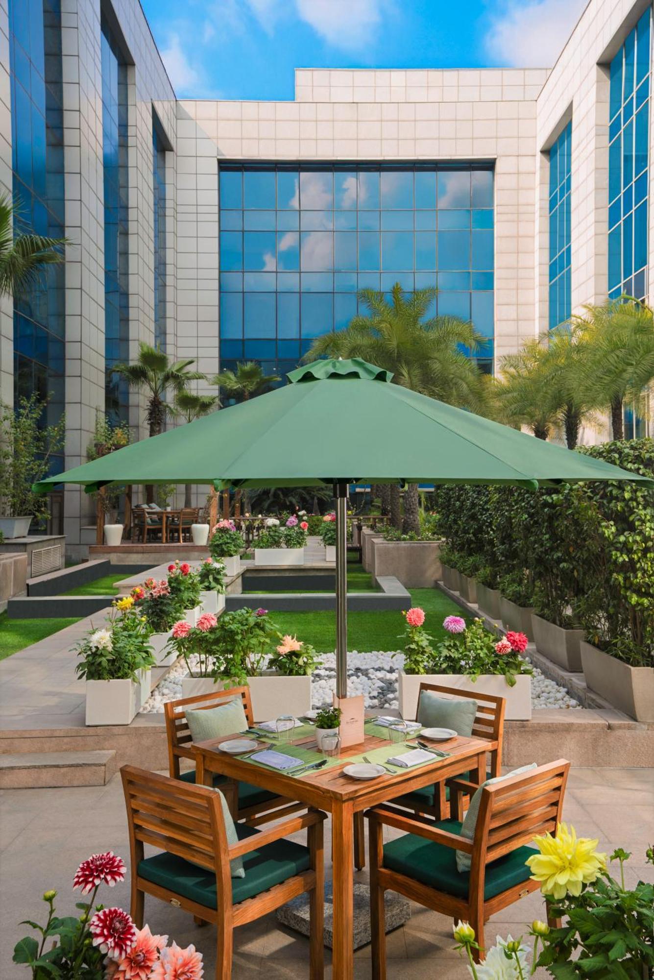 The Leela Ambience Gurugram Hotel & Residences - The Luxury Urban Sanctuary Ґурґаон Екстер'єр фото A patio umbrella