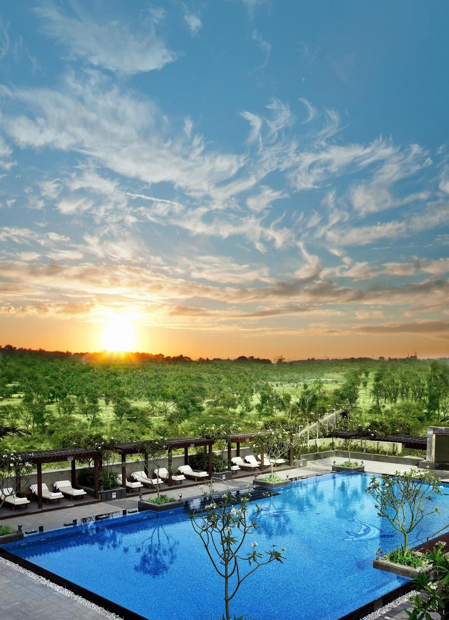The Leela Ambience Gurugram Hotel & Residences - The Luxury Urban Sanctuary Ґурґаон Екстер'єр фото Sunset at the vineyard