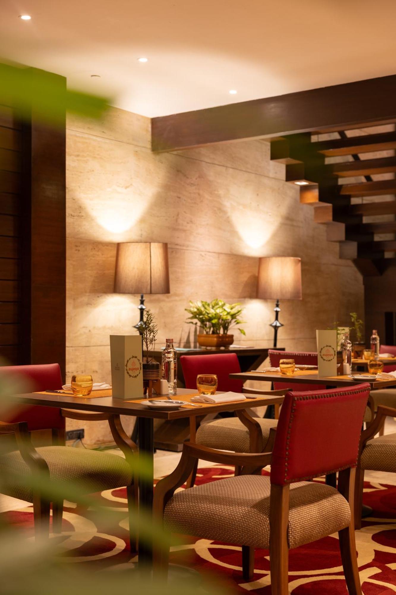The Leela Ambience Gurugram Hotel & Residences - The Luxury Urban Sanctuary Ґурґаон Екстер'єр фото The interior of the restaurant