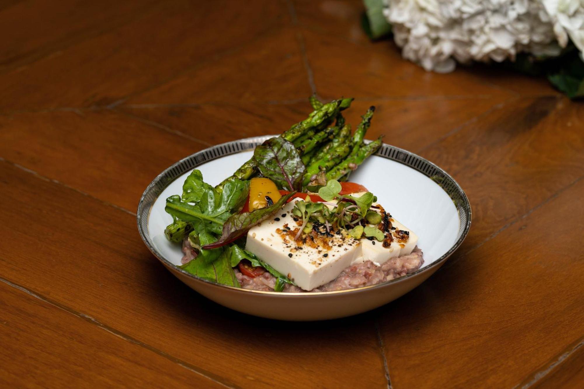 The Leela Ambience Gurugram Hotel & Residences - The Luxury Urban Sanctuary Ґурґаон Екстер'єр фото A salad with tofu